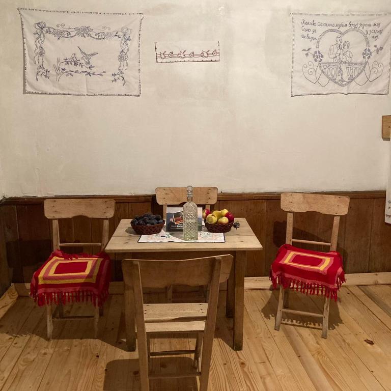 Istumisnurk majutusasutuses Household Babovic - Old house Miljan's valley