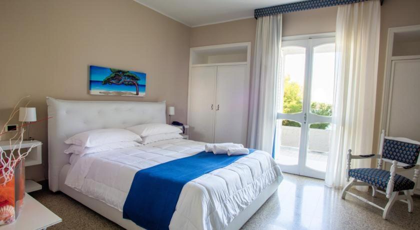 Postel nebo postele na pokoji v ubytování Hotel Lo Scoglio