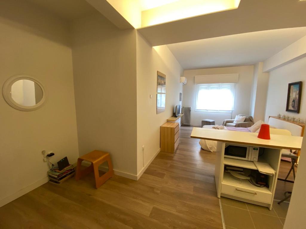 Telewizja i/lub zestaw kina domowego w obiekcie Cozy Studio at Koukaki