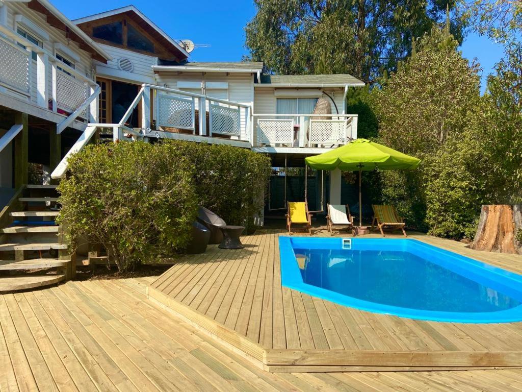 Bazén v ubytování Gran casa en Isla Negra nebo v jeho okolí