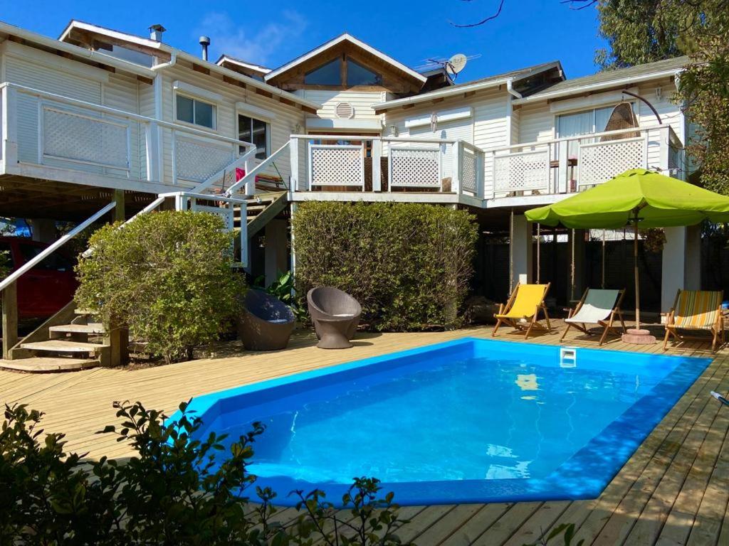 Bazén v ubytování Gran casa en Isla Negra nebo v jeho okolí