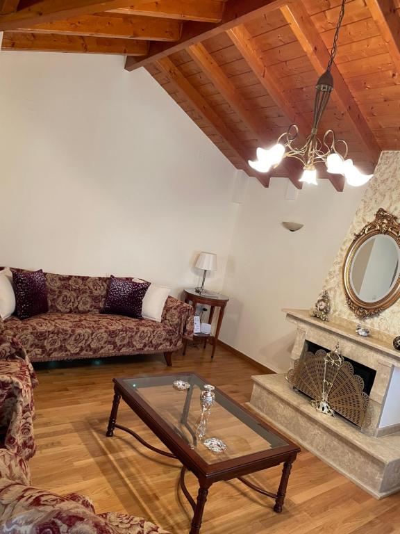 ein Wohnzimmer mit einem Sofa und einem Kamin in der Unterkunft 99 Dream Vacation Home in Nafplio