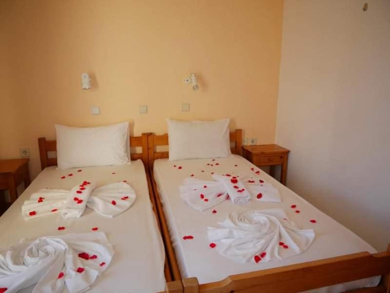 A bed or beds in a room at Michalis Litinas Apartments
