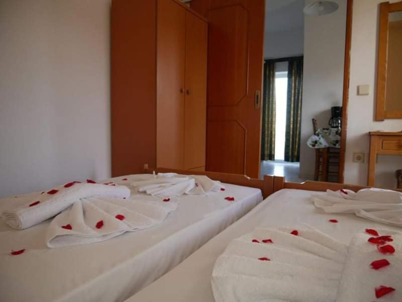 A bed or beds in a room at Michalis Litinas Apartments