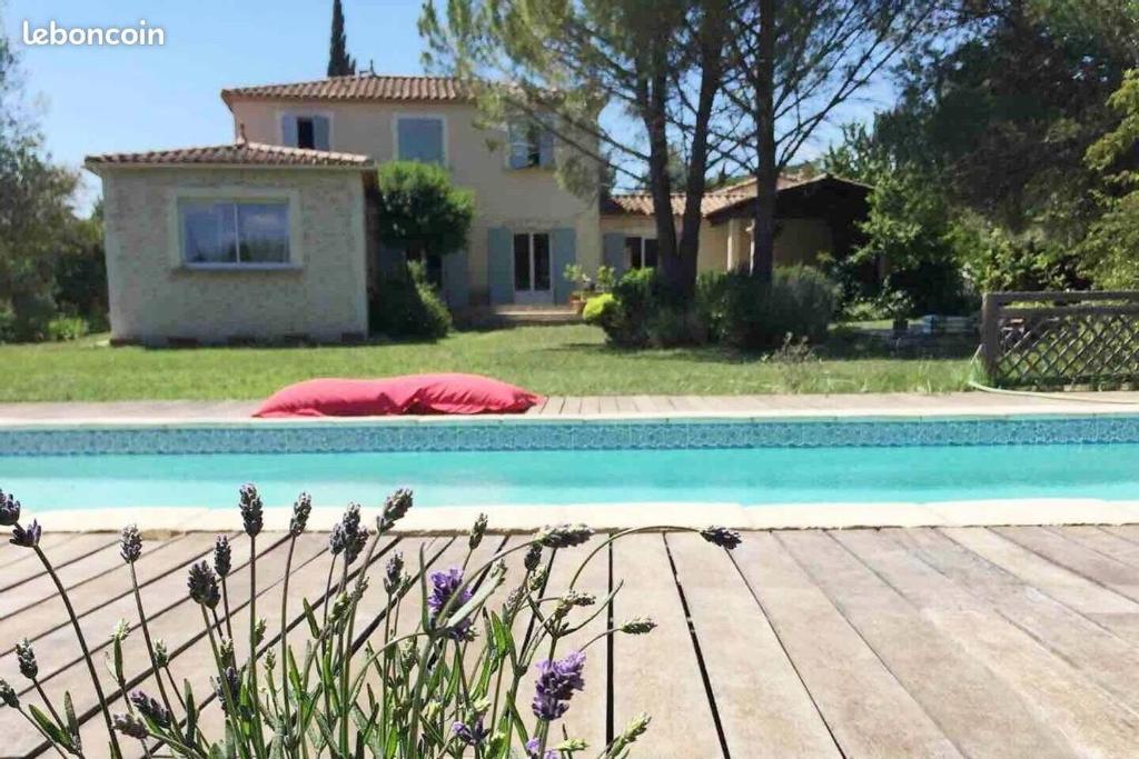 una casa con piscina frente a una casa en La Chouette Villa, chambre Mazet de 11m2 pièce sous-pente accés par escalier en bois en Cannes-et-Clairan