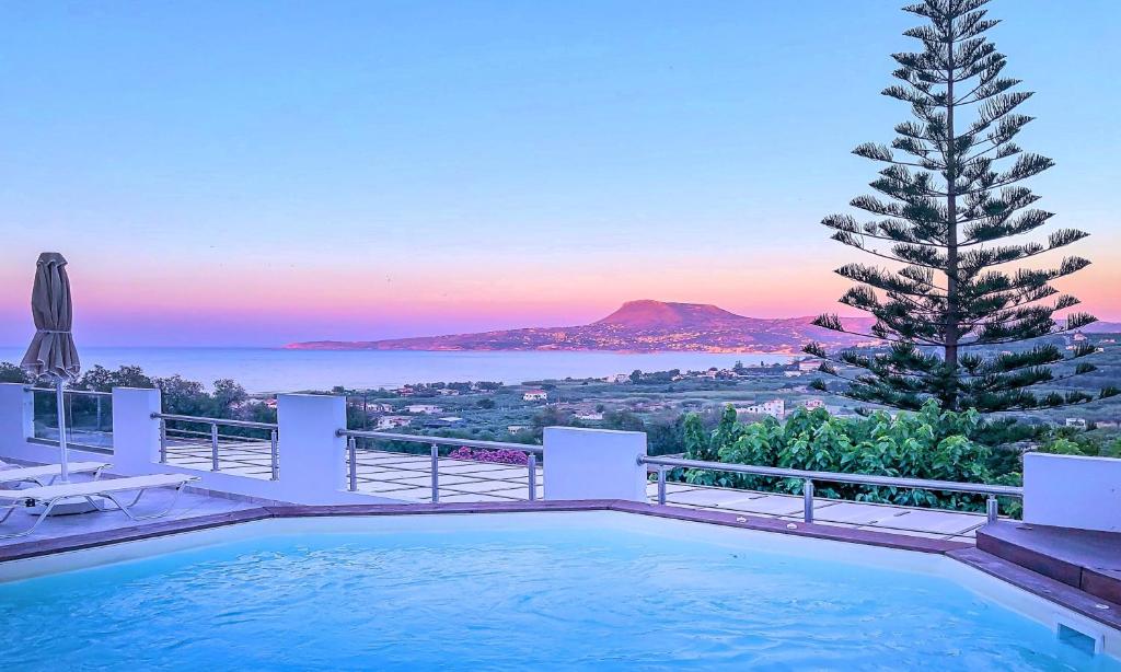 una piscina con vistas al océano en Villa di Creta Heated Pool, en Kalyves