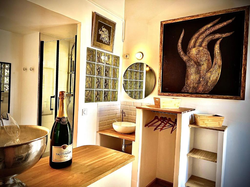 - une bouteille de vin sur une table dans la salle de bains dans l'établissement Cozy studio avec terrasse au village naturiste Cap Agde, au Cap d'Agde