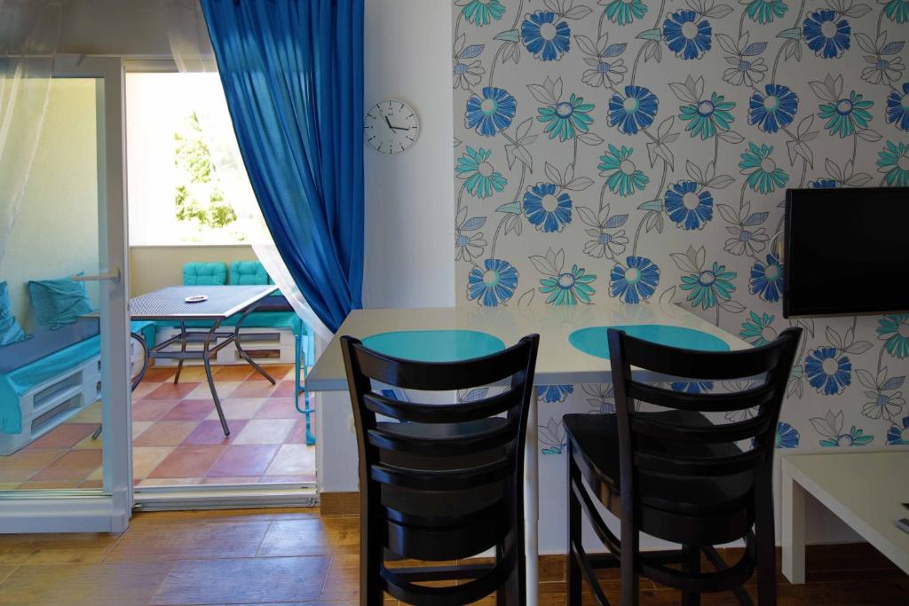 Televízia a/alebo spoločenská miestnosť v ubytovaní Apartments Elda