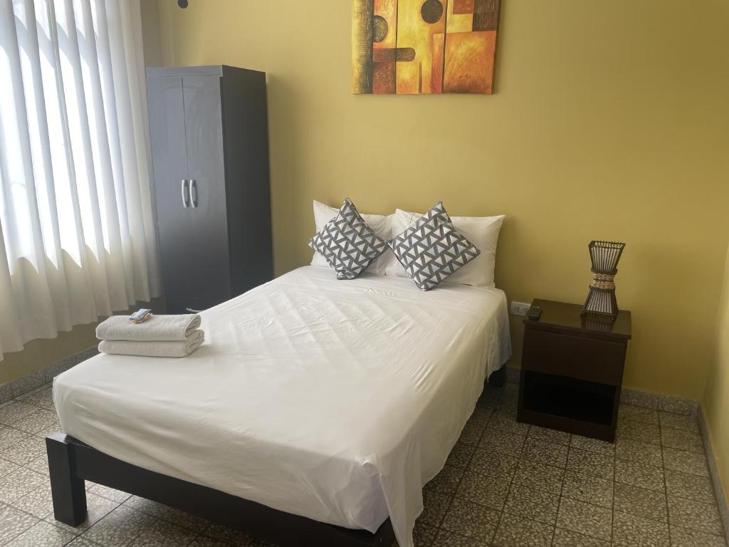 Rúm í herbergi á Hotel Calmelia