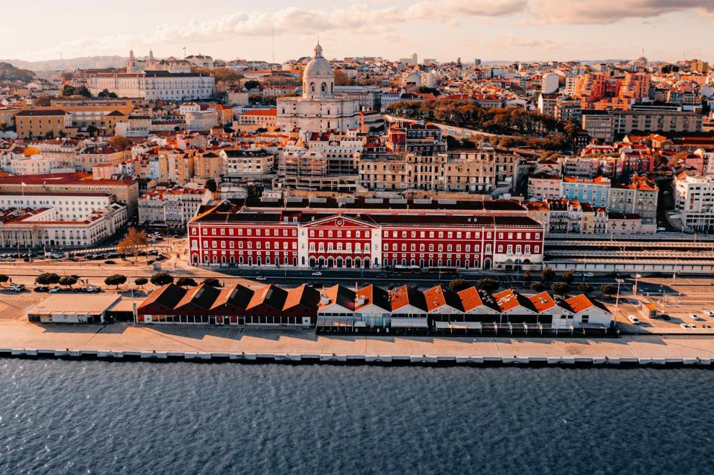 een luchtzicht op een stad met gebouwen en water bij The Editory Riverside Hotel, an Historic Hotel in Lissabon