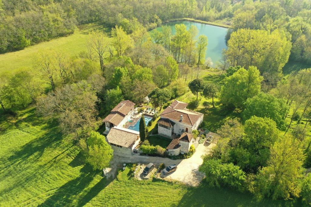 an aerial view of a house with a swimming pool at La Garde Pile de Fichou in Bajamont