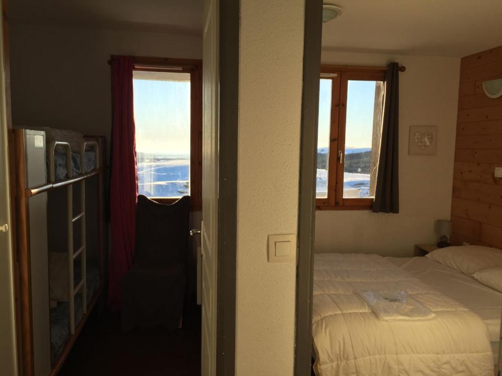 Lama-Gîte-des-Puys T3 Lamadalet, vue sud, terrasse, parking privé客房内的一张或多张床位