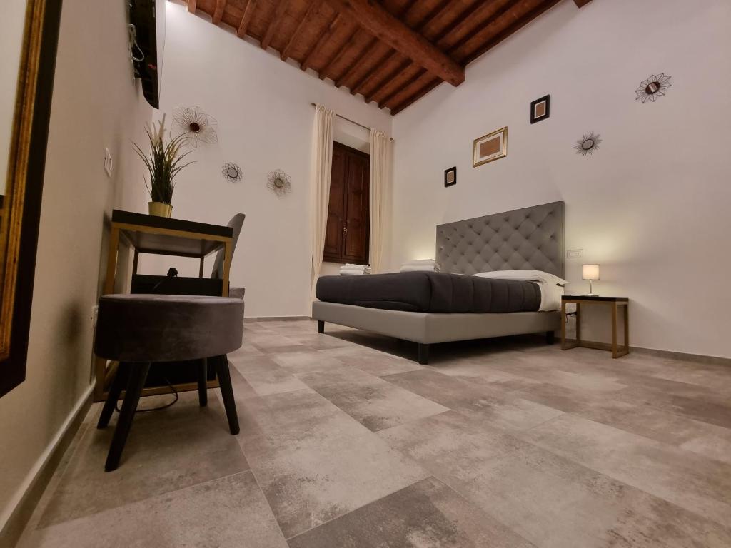 1 dormitorio con 1 cama, 1 mesa y 1 silla en B&B The Lux en Florence