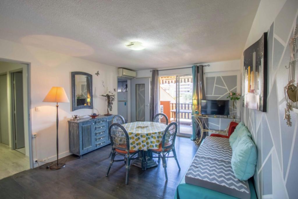 un salon avec une table et un canapé dans l'établissement Cosy 35 M2 With Balcony In A Quiet Residence, à Fréjus