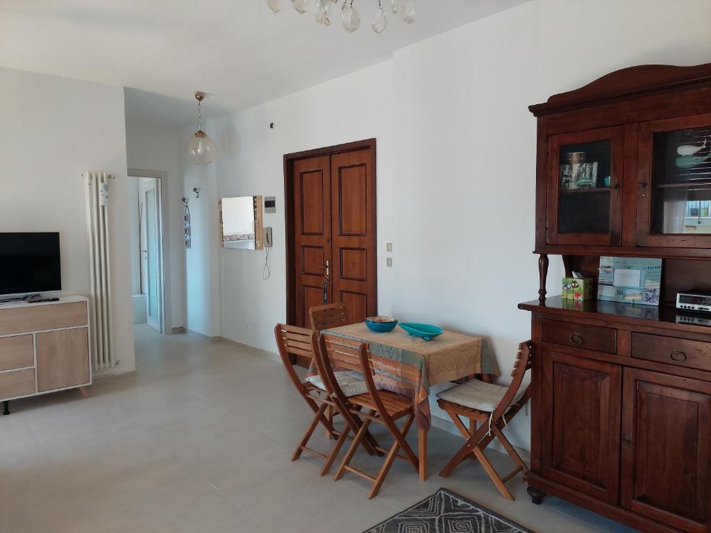A television and/or entertainment centre at Una terrazza sul mare