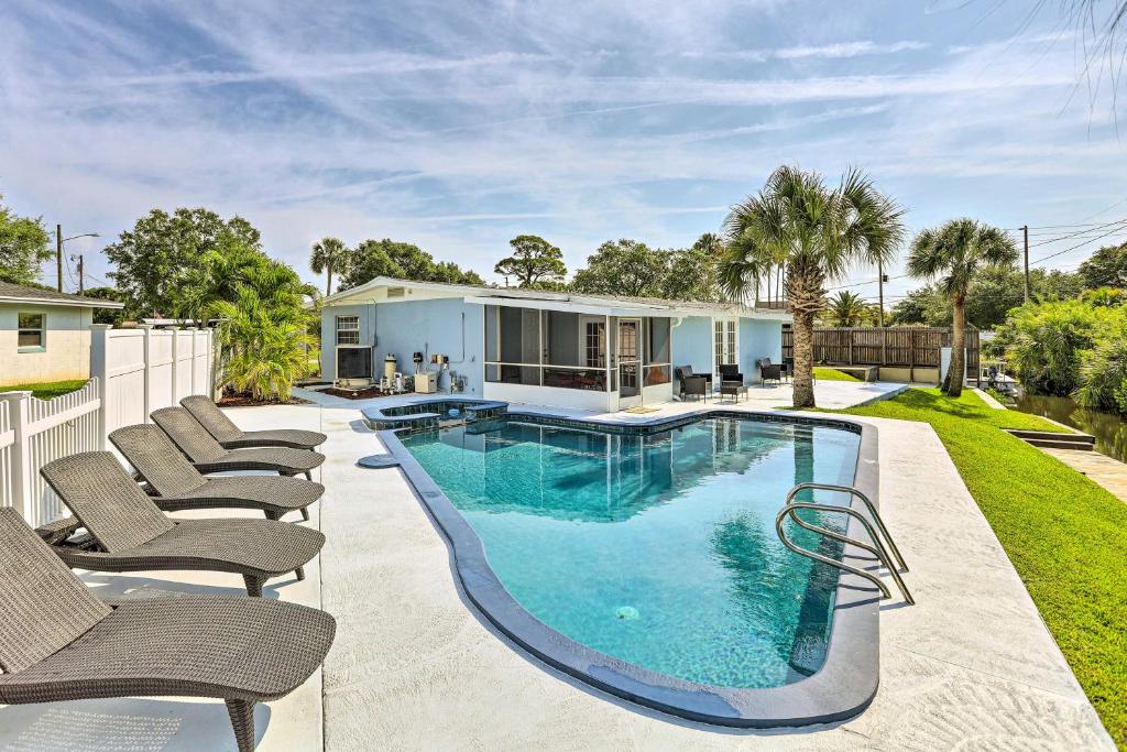 - une piscine dans l'arrière-cour d'une maison dans l'établissement Merritt Island Home with Private Pool and Patio!, à Merritt Island