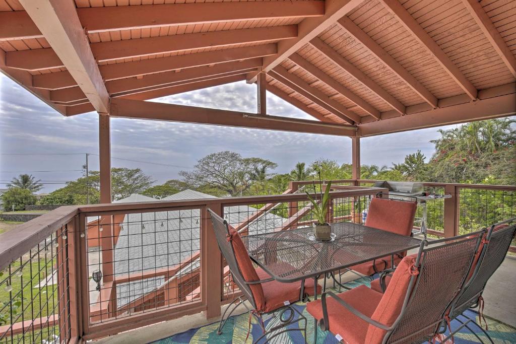 d'une terrasse avec une table et des chaises sur un balcon. dans l'établissement Kailua-Kona Hillside Apt Less Than 3 Miles to Beaches!, à Kailua-Kona