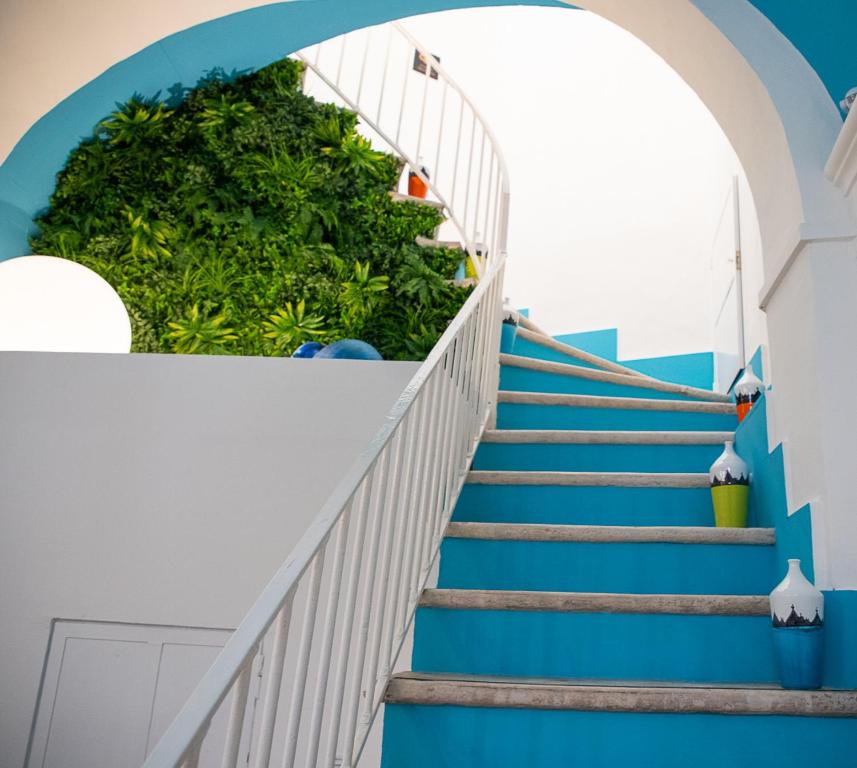una escalera en un edificio de color azul y blanco en DEAS B&B en Trani