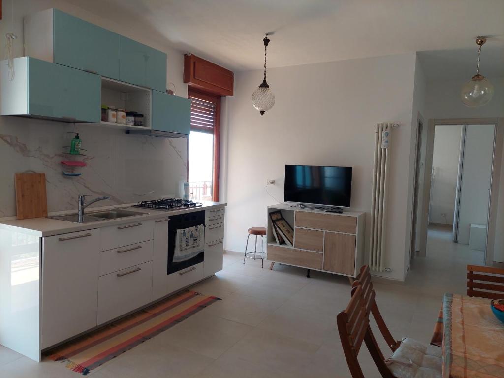 A kitchen or kitchenette at Una terrazza sul mare