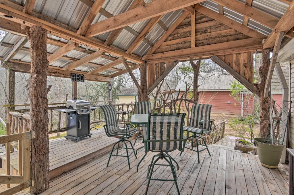 pérgola de madera con sillas y una parrilla en la terraza en Rustic and Secluded Retreat with Deck on 2 Acres!, en White House