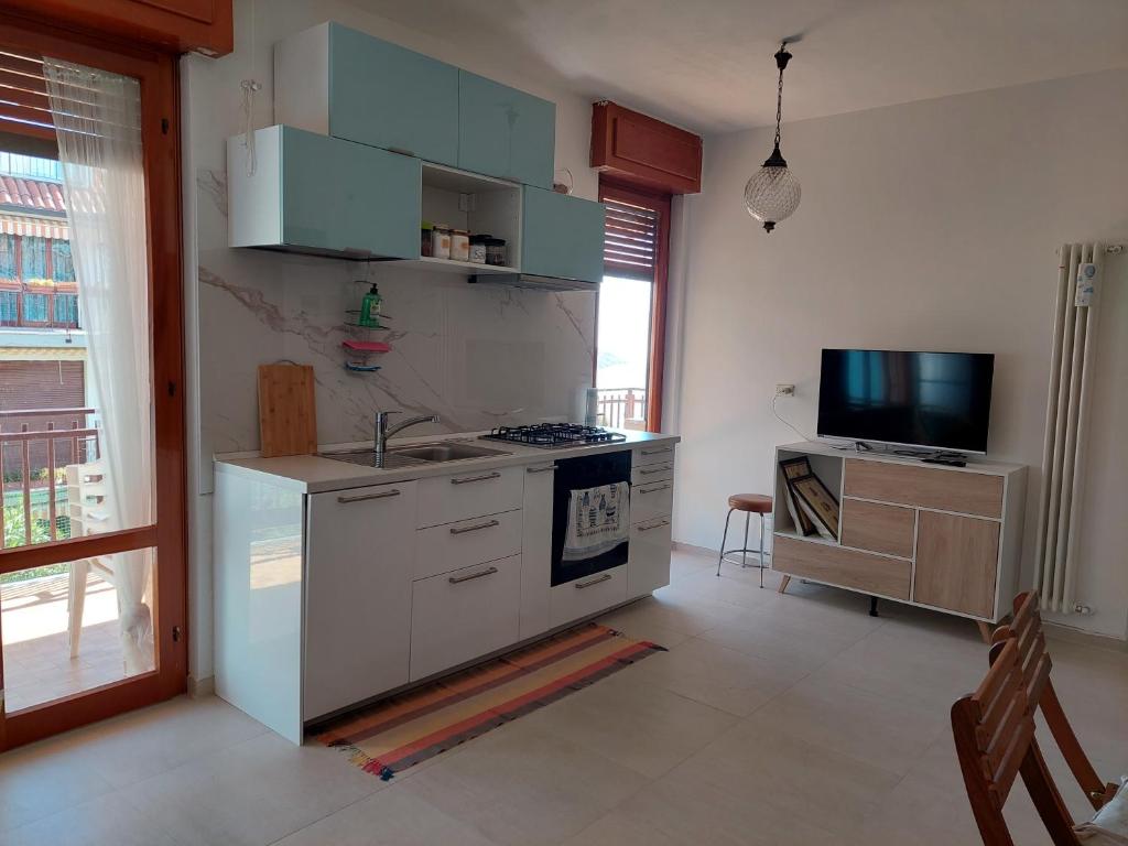A kitchen or kitchenette at Una terrazza sul mare