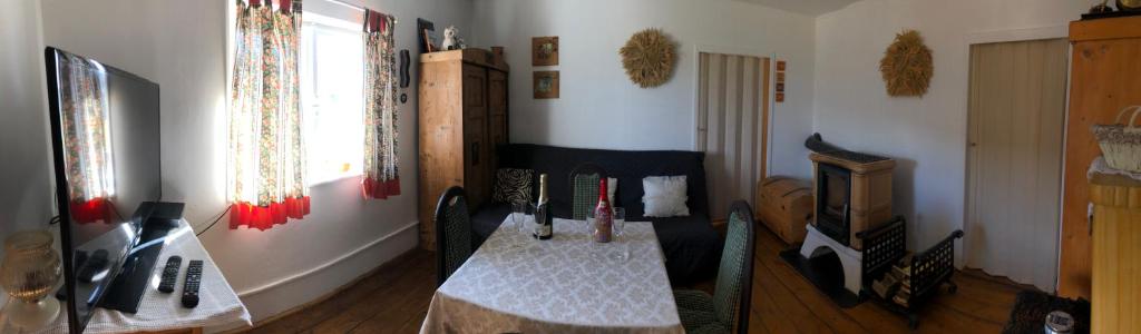 een eetkamer met een tafel en een raam bij Chata Michaela in Turnov