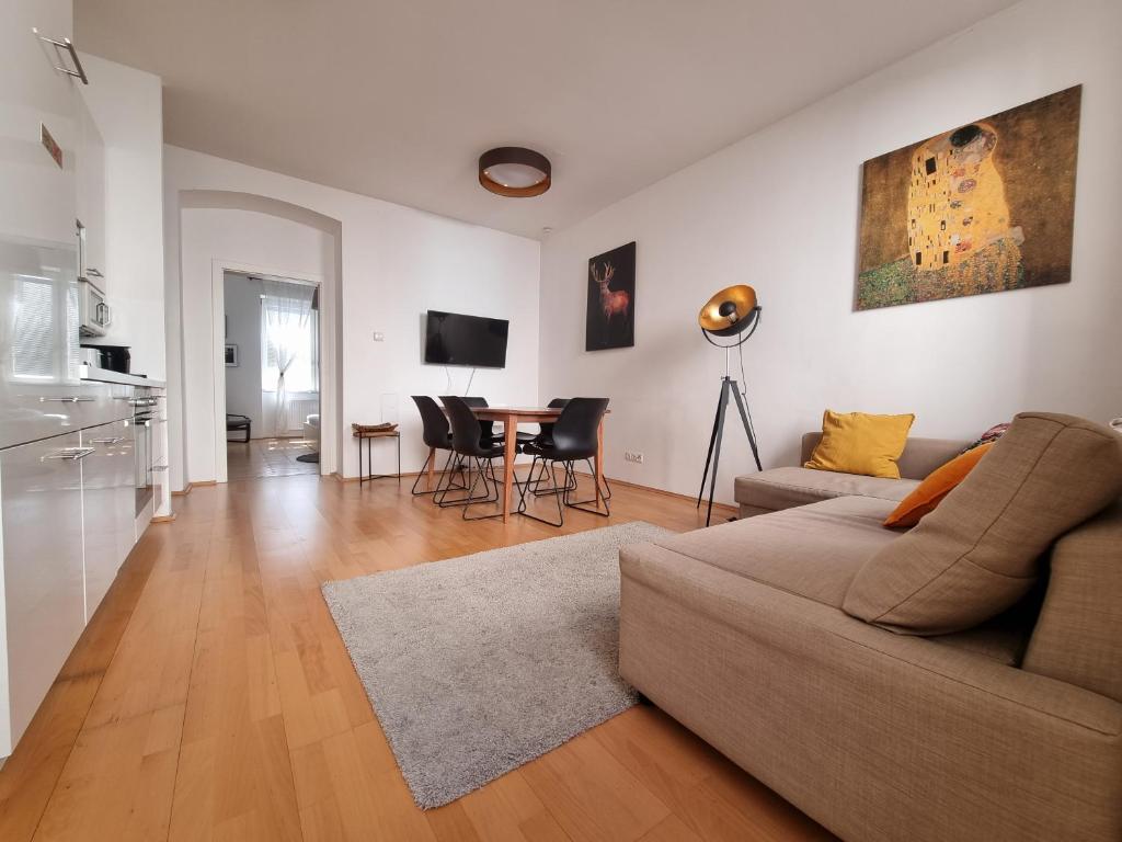 uma sala de estar com um sofá e uma mesa em Vienna Experience em Viena