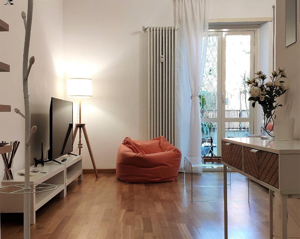 een woonkamer met een bank en een televisie bij Terrazza di San Paolo in Rome