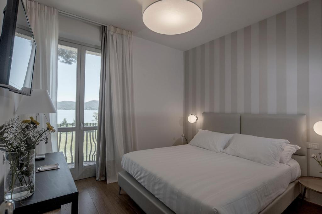 Postel nebo postele na pokoji v ubytování Isola Polvese Resort
