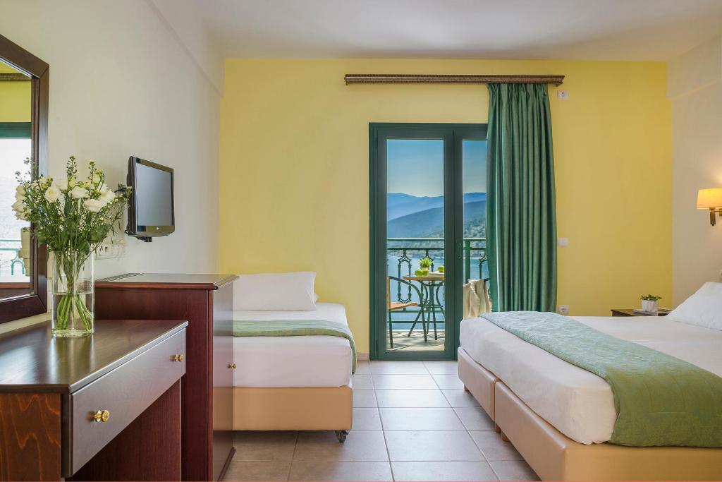 Postel nebo postele na pokoji v ubytování Kefalonia Bay Palace