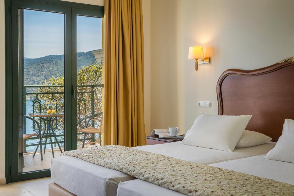Nespecifikovaný výhled na hory nebo výhled na hory při pohledu z hotelu