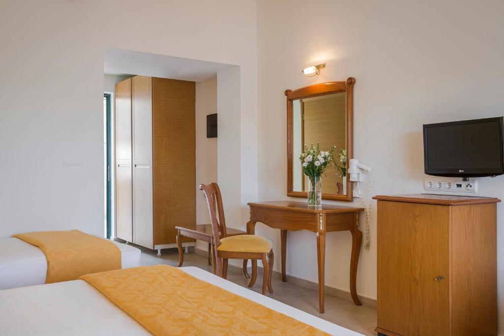 TV a/nebo společenská místnost v ubytování Kefalonia Bay Palace