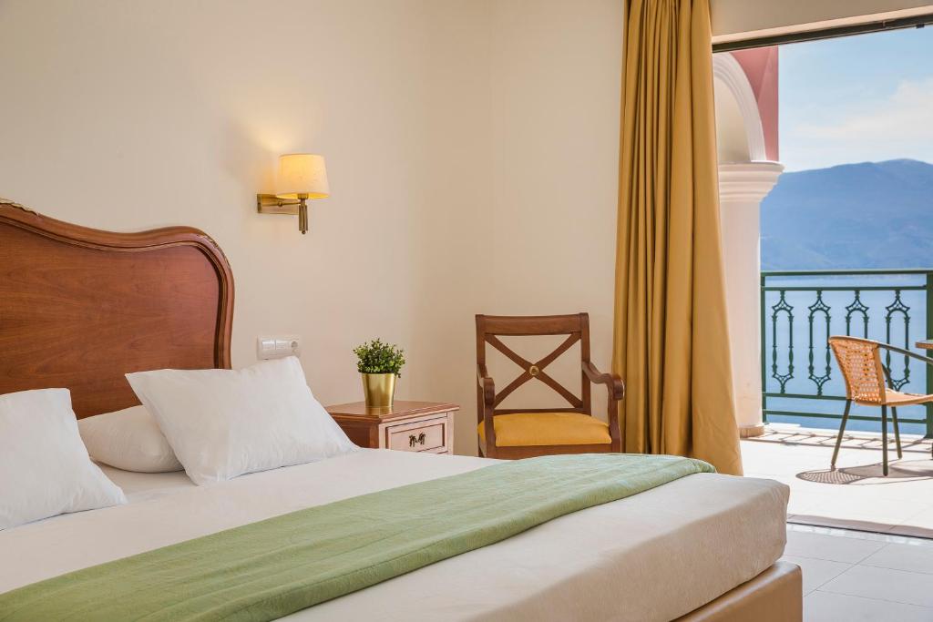 Postel nebo postele na pokoji v ubytování Kefalonia Bay Palace