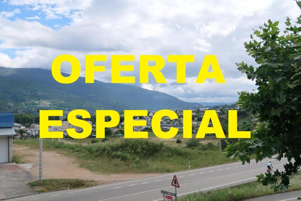 um sinal amarelo que diz ópera especial no lado de uma estrada em Hospedaje O Camiño em O Barco de Valdeorras