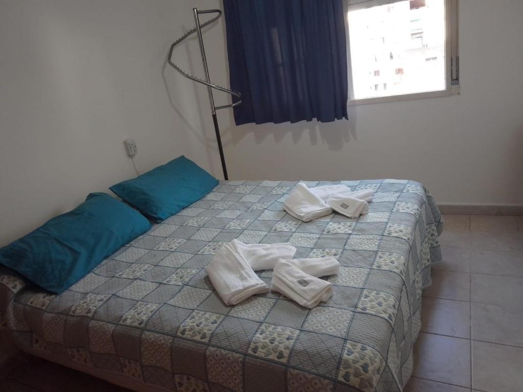 1 dormitorio con 1 cama con toallas en DEPTO BELGRANO en Salta