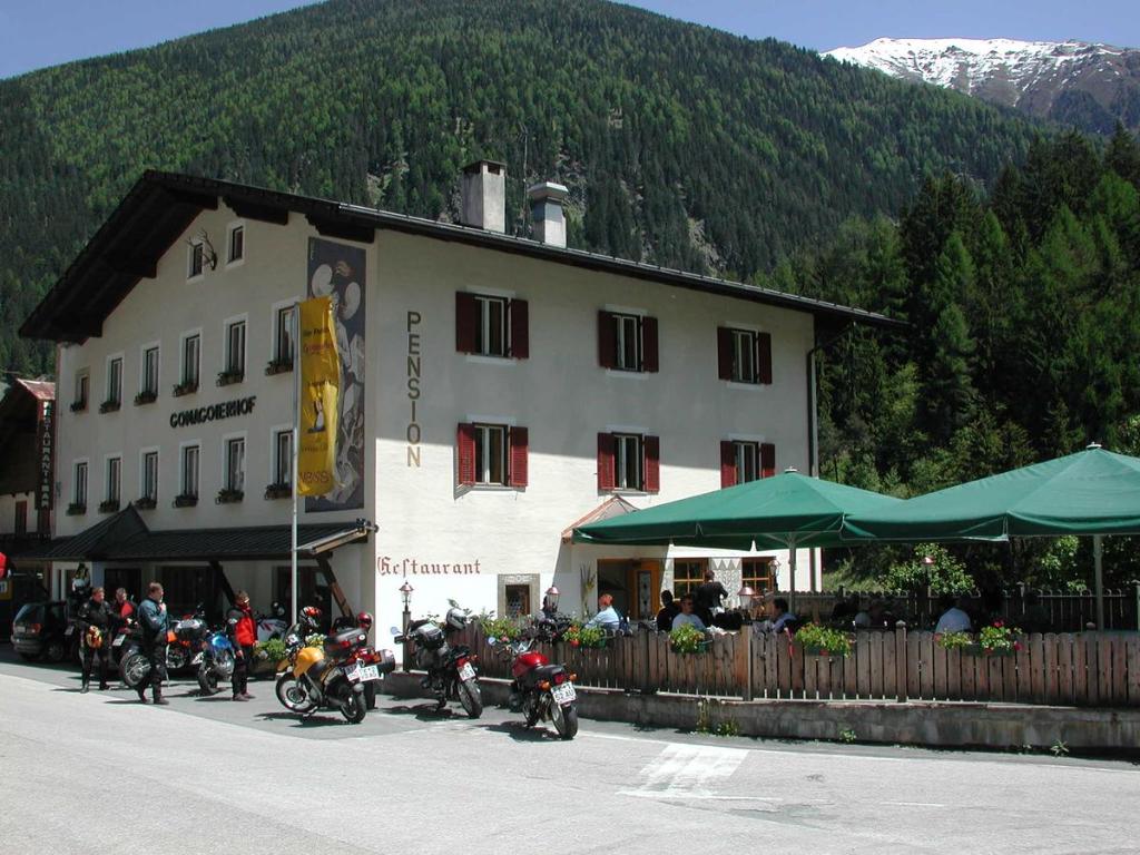 un grupo de motocicletas estacionadas frente a un edificio en Hotel Gomagoierhof, en Stelvio