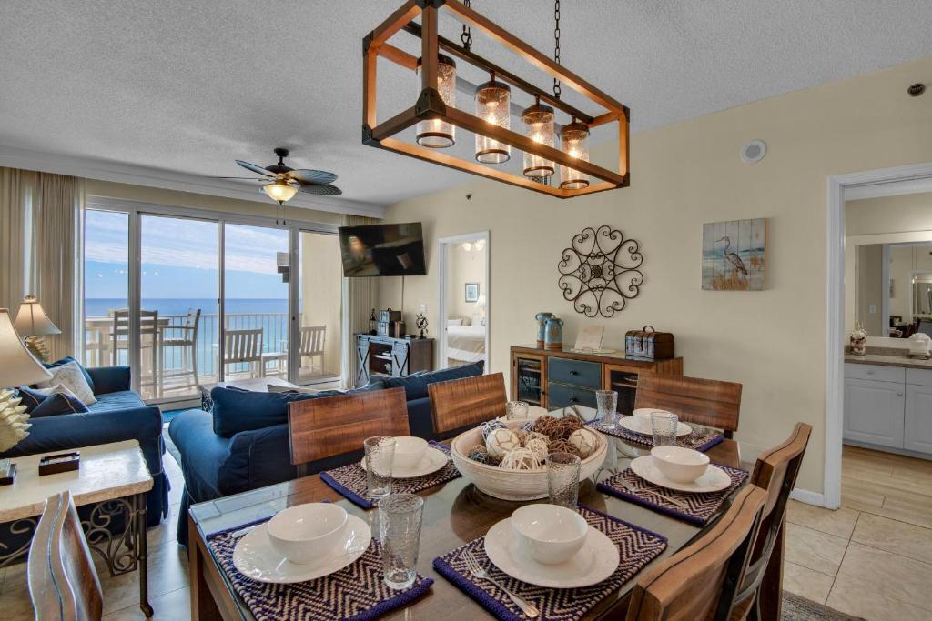 uma sala de jantar e sala de estar com mesa e cadeiras em Leeward Key 905- Suite Sea-Cret em Destin