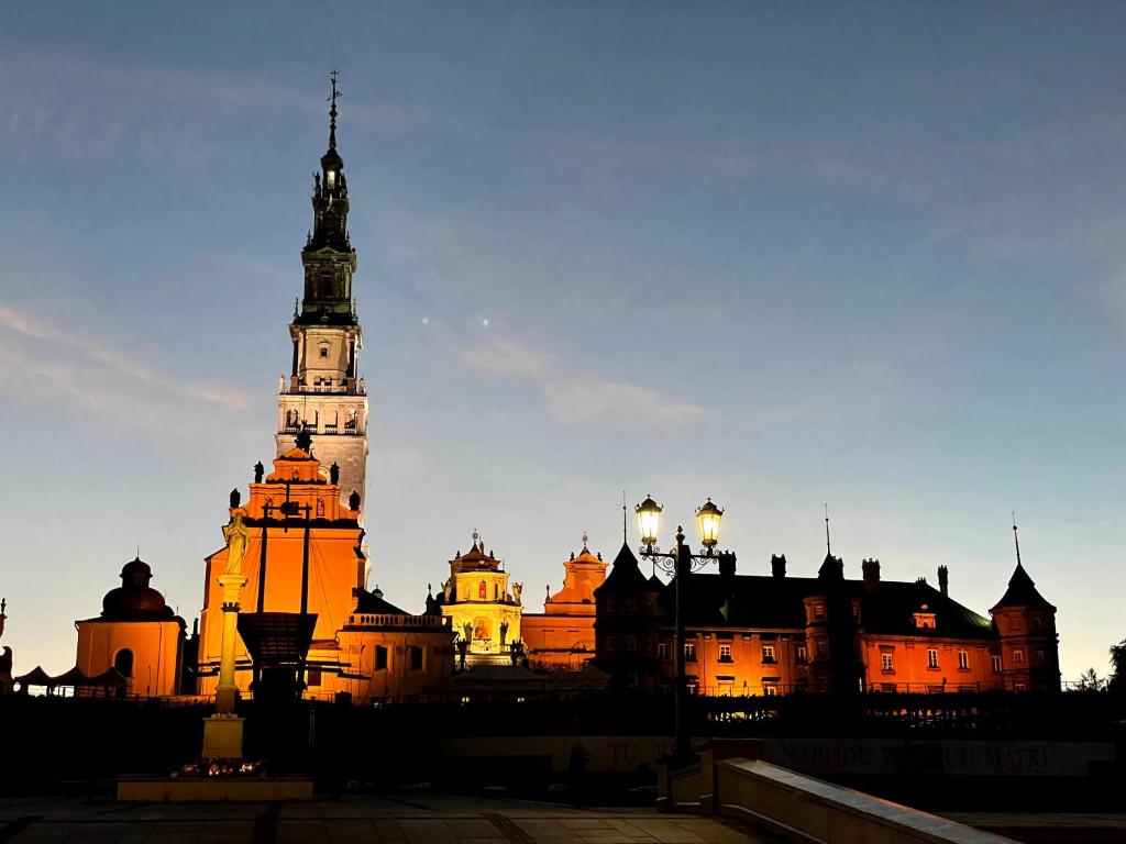 Biały Kruk Apartamenty vis-a-vis Jasnej Góry - 