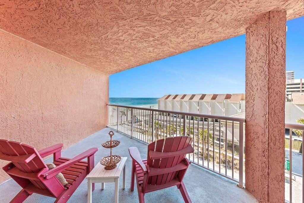 uma varanda com cadeiras e uma mesa e o oceano em Buena Vista Unit 304 em Gulf Shores