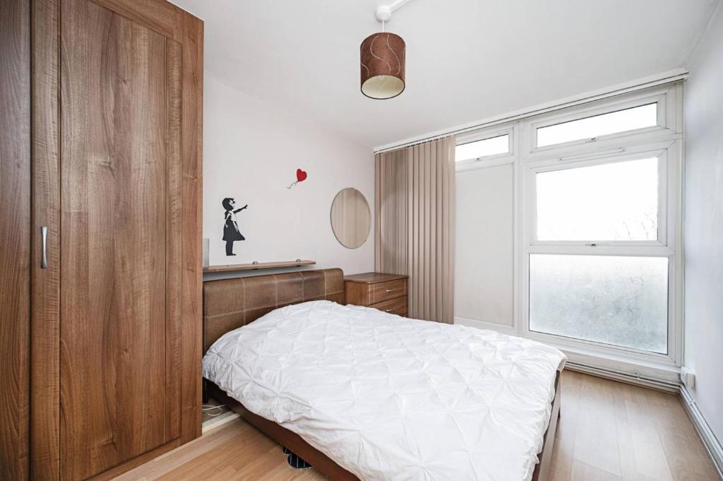 Un pat sau paturi într-o cameră la 1-double bedroom aparment in Central London