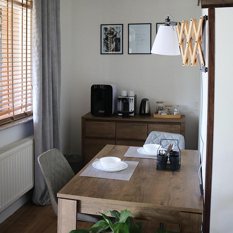 una mesa de madera con platos en una habitación en Bed and Breakfast 'Wij en de Zande' - kamer deluxe en Kamperveen