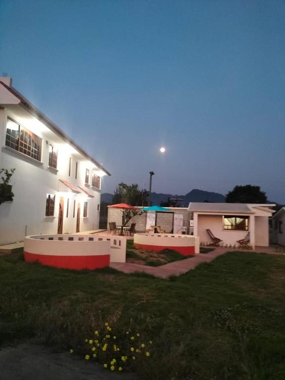 Budova, kde se chata nachází