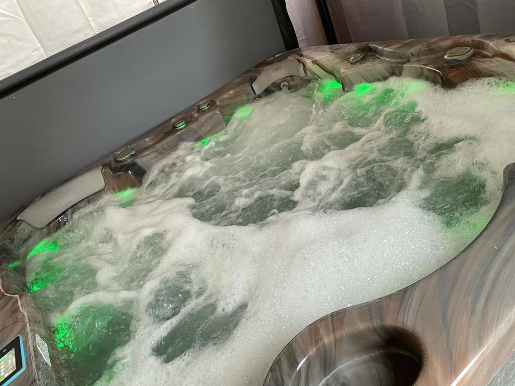 Travel Legend Stays 1 or 2 bedroom place with Hot Tub