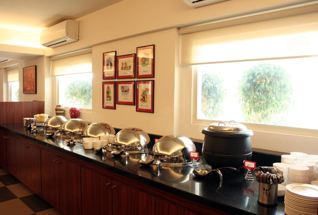 Příslušenství pro přípravu čaje a kávy v ubytování Red Fox by Lemon Tree Hotels, Jaipur