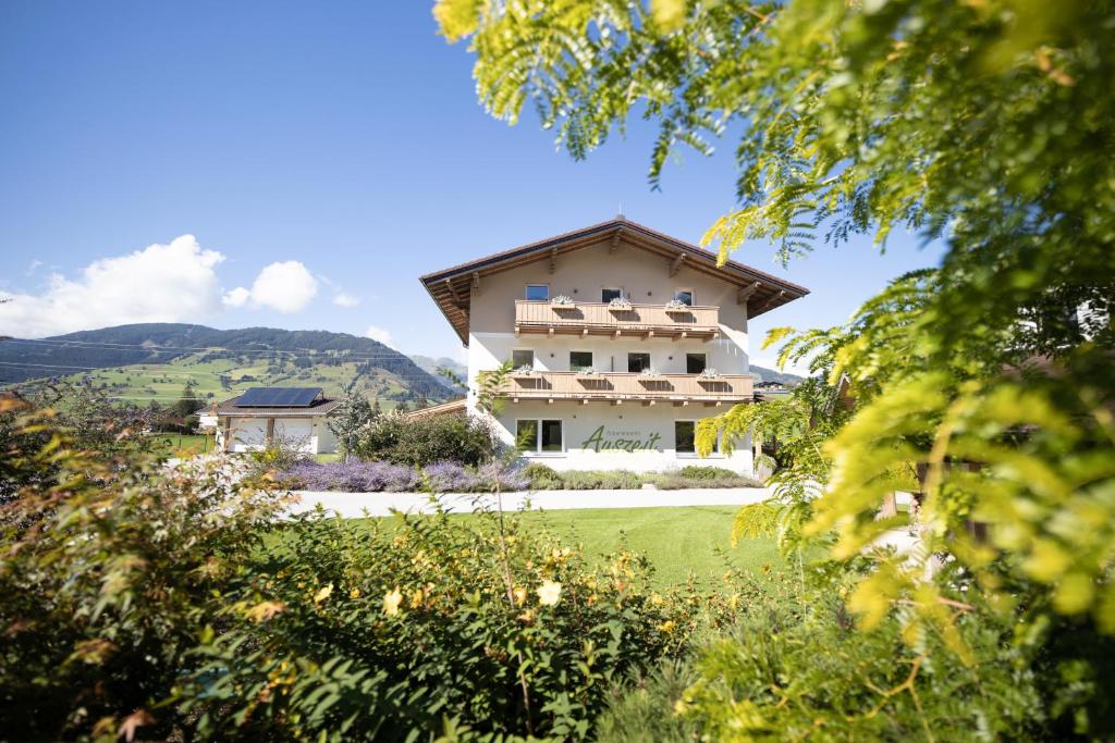 Blick auf ein Haus aus dem Garten in der Unterkunft Appartements AUSZEIT with private SPA in Embach