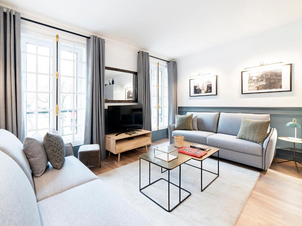 - un salon avec un canapé et une table dans l'établissement LivinParis - Luxury 2 Bedrooms Centre Pompidou, à Paris