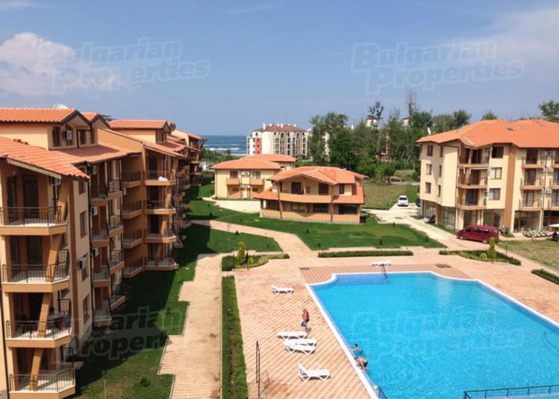 una vista aérea de un complejo de apartamentos con piscina en Renta BG Apartments in Tsarevo, en Tsarevo