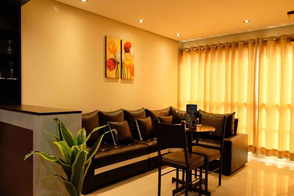 a living room with a couch and a table at Hotel Puma'r Tacna in Tacna