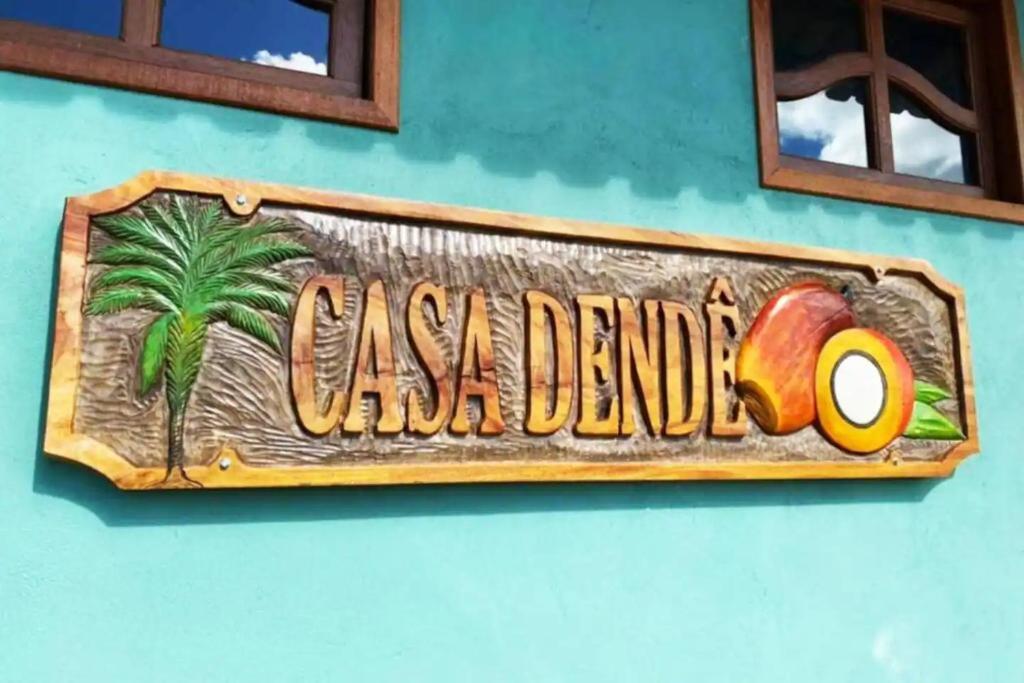 un panneau sur le côté d'un bâtiment dans l'établissement Casa Dende Corumbau 5 Min Praia de Corumbau, à Barra de Itabapoana