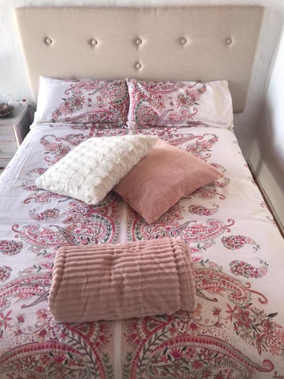 Una cama con dos almohadas encima. en HACIENDA LA MACARENA DE SEVILLA, en Cantillana
